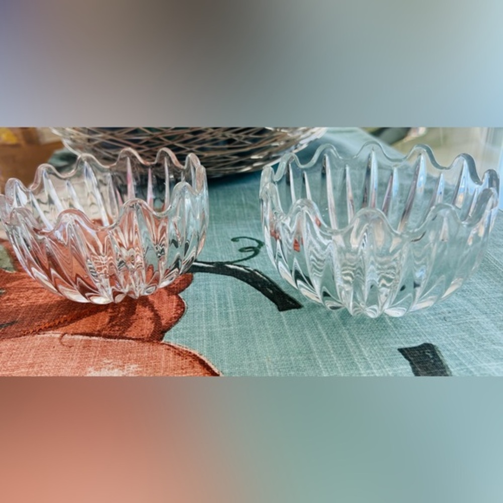Vintage Pressed Glass Bowls - Scalloped Rim - Set of 2 - Picture 2 of 4